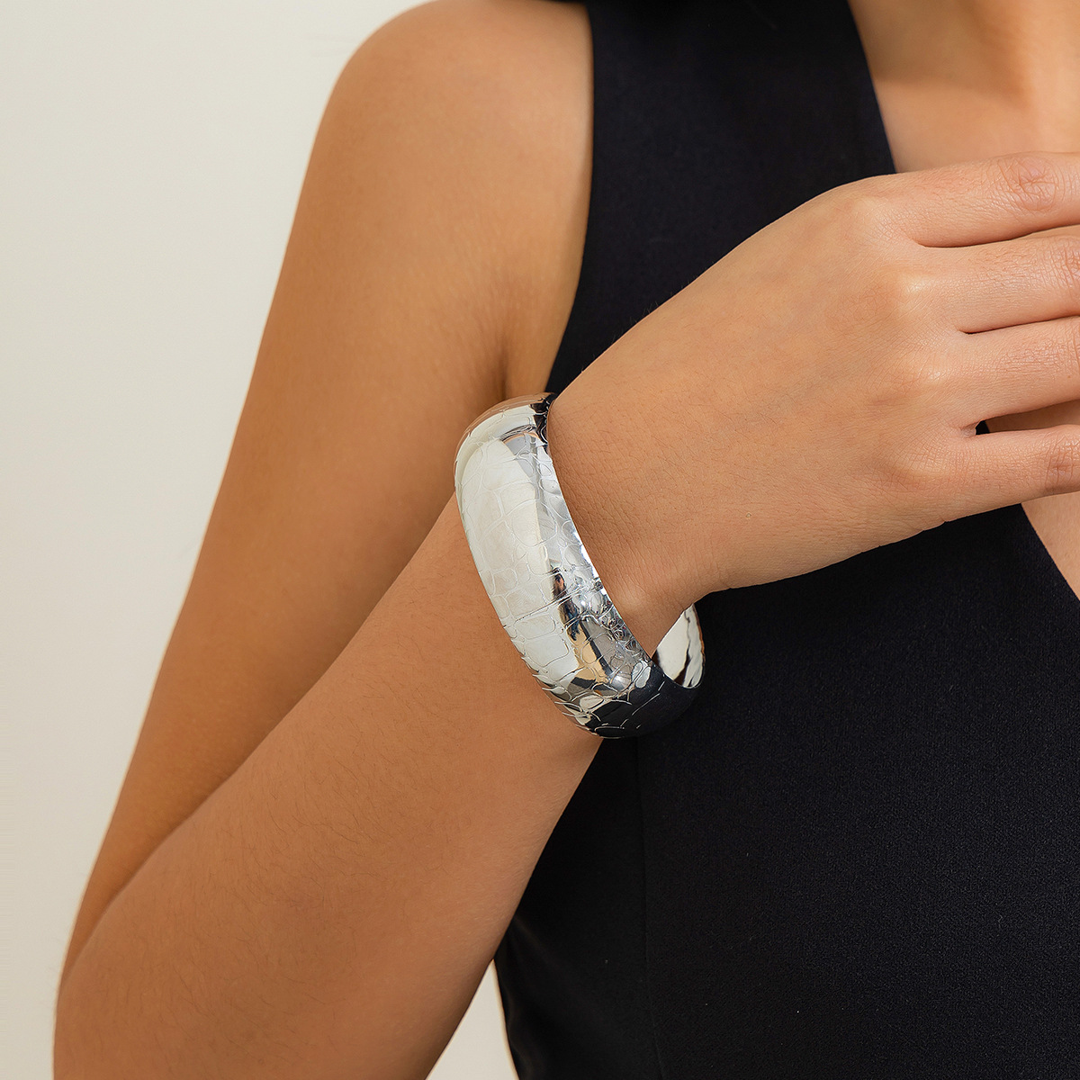 Cintillo de serpiente en metal con textura novedosa, diseño elegante para mujeres con apertura circular — imagen 7