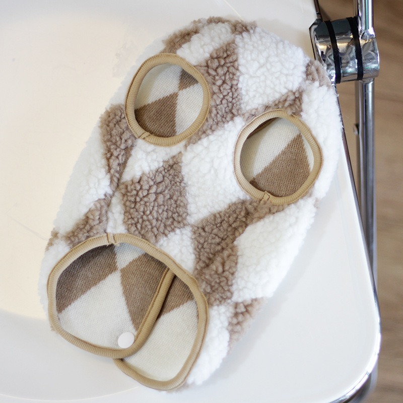 Chaqueta de invierno y otoño para perros: chaleco cálido de felpa con cuadros diamante de dos pies, nuevo — imagen 6