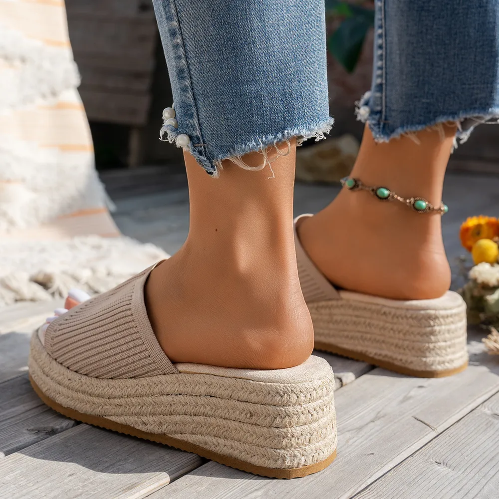Straw woven sandals for women wearing fashionable fish mouth one-piece slippers for women — image 4