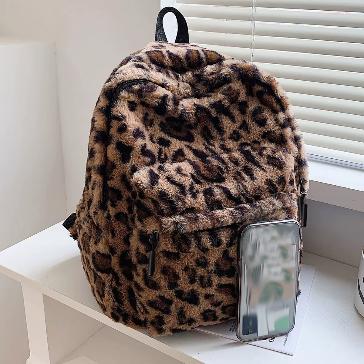 Mochila de Cuero Sofisticada con Diseño de Leopardo Marrón: Capacidad Grande para Comida y Equipaje, Cierre Seguro, Ajustable para Mujer — imagen 3